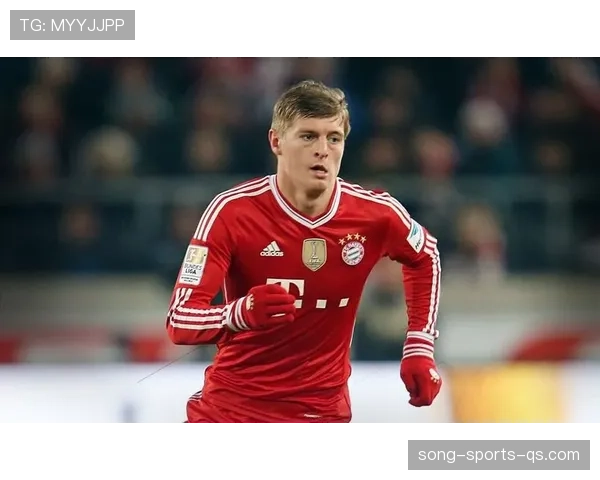 克罗斯如何通过强化长传调度压制防线并提升中场组织效能